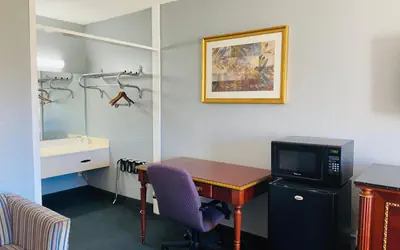 Traveler's Place Inn & Suites