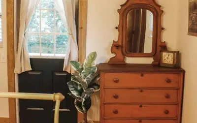 The Greenhouse Cozy Cottage- Walk to Downtown!