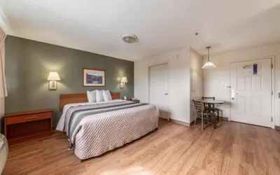 HomeTowne Studios & Suites by Red Roof Charlotte - Concord