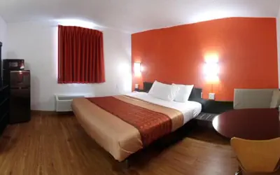 Regal 8 Inn & Suites