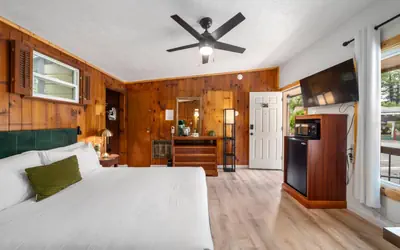 CedarWood Inn