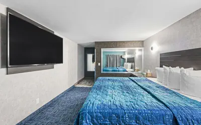 Hotel OPUS Bronx Near Bay Plaza Mall