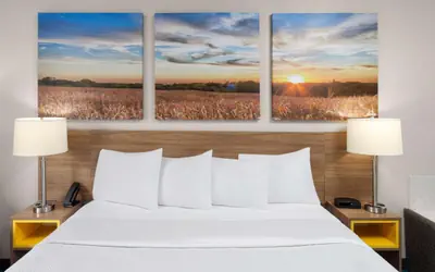 Days Inn & Suites by Wyndham Morris I-80