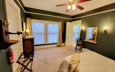 The Kings Throne Inn and Guest House