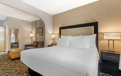 Best Western Plus Des Moines West Inn & Suites
