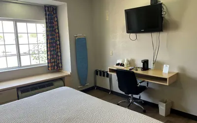 Days Inn & Suites by Wyndham Hutchinson