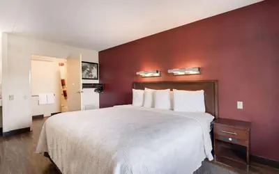 Super 8 by Wyndham Deerfield - Northbrook