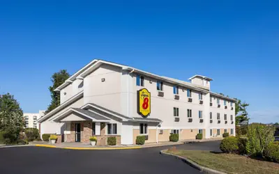 Super 8 by Wyndham Latham - Albany Airport