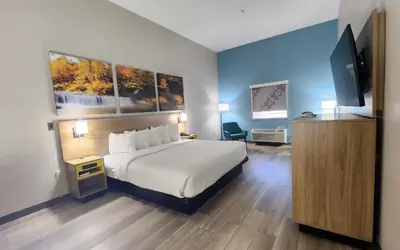 Days Inn & Suites by Wyndham Russellville