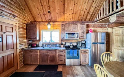 Photo 5 - Cozy log cabin with fireplace and jacuzzi tub, close to skiing