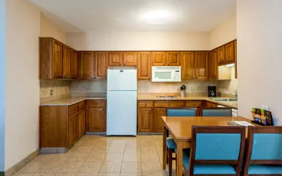 Photo 2 - 2 Bedroom Ste 1 King 2 Queens Nonsmoking