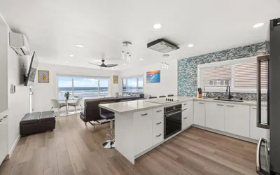 Photo 4 - 2 bedroom con with free parking!