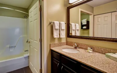 Photo 4 - 2 Bdrm Ste Each Rm Has 1Qn Bd Nonsmoking