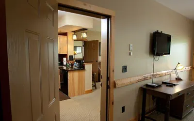 Photo 5 - Cedar River Suite