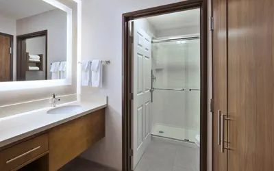 Photo 4 - 1 Queen Bed 1 Bedroom Suite Nonsmoking