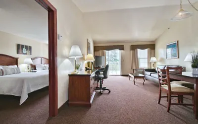 Photo 3 - Premier Queen Suite for 6