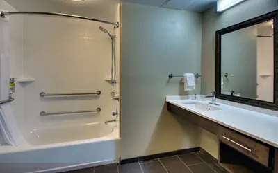 Photo 5 - 1 Bdrm 1 Qn Mobility Access Tub Nosmk