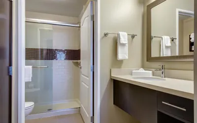 Photo 5 - 2 Bdrm Suite 1 King 2 Qn Nonsmoke