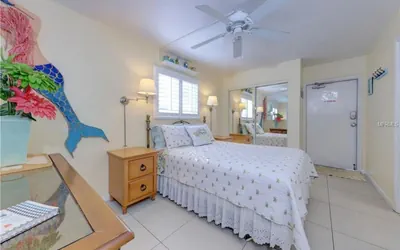 Photo 4 - 2 Bedroom Waterfront Pool Side!