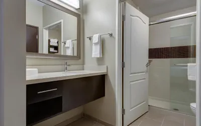 Photo 4 - 1 Bdrm 2 Qn Mobility Access Tub Nosmk