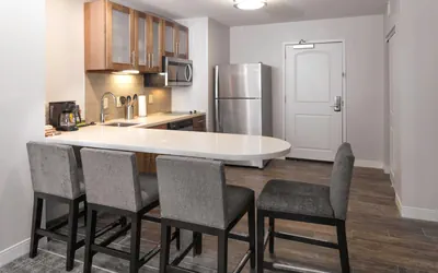 Photo 2 - 2 Bdrm Suite 2Bd 2 Bd Nonsmoke