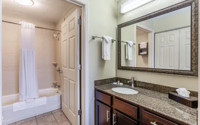 Photo 5 - 2 Bdrm Ste 1 Qn Bd 2 Dbl Bds Nonsmoking