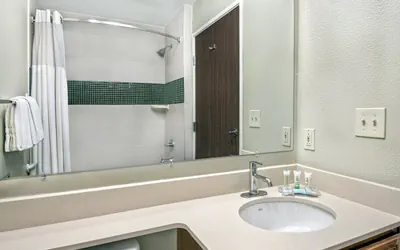 Photo 4 - King Bed Mobility Access Tub Nonsmoking