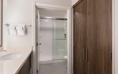 Photo 3 - Studio Suite 1 Queen With Shower Nosmk