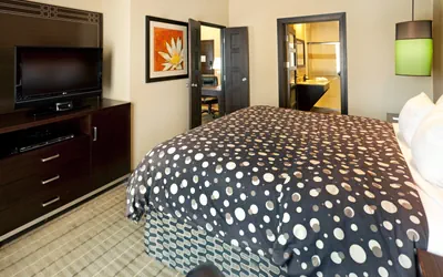 Photo 3 - 1 King 2 Full Bds 2 Bdrm Ste Nonsmoking