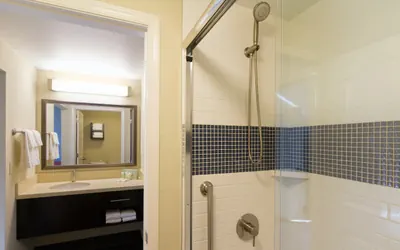 Photo 3 - 2 Bdrm Suite 1 King 2 Dbl Nonsmoke