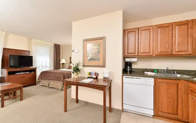 Photo 2 - 1 Queen Bed Studio Suite Nonsmoking