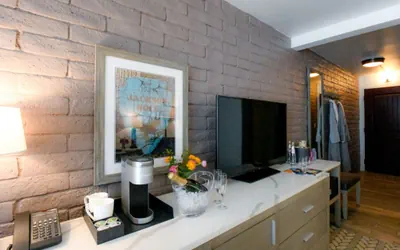 Photo 2 - GR | King Hotel Room