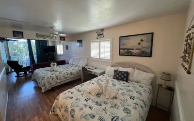Photo 2 - 2 Bedroom Waterfront Pool Side!