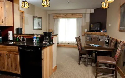 Photo 2 - Cedar River Suite
