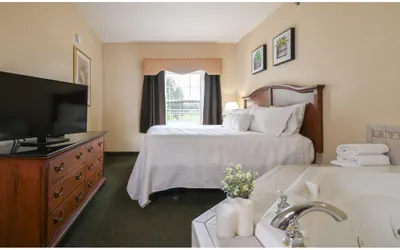 Photo 2 - Superior King Suite for 4