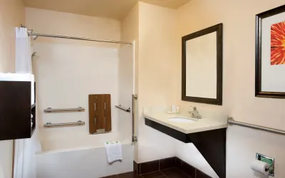 Photo 4 - Accessible 1 Bedroom Queen Suite for 4 - Tub