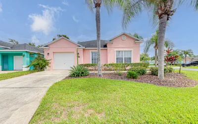 Photo 2 - Family friendly 4 bed home / quiet gated community