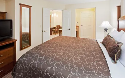 Photo 2 - 1 King Bed 1 Bedroom Suite Nonsmoking