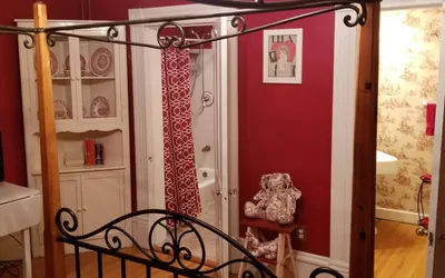 Historic Victorian Inn - Red Suite (KP117Red)
