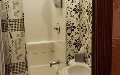 Photo 2 - Historic Victorian Inn - Blue Room (KP117Blue)