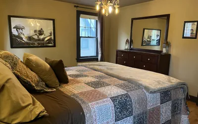 Historic Twin Tudors Inn Southeast Room (KP1400SE)
