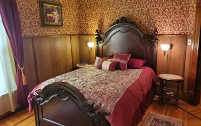 Historic Victorian Inn - Wine Suite - KP117Wine