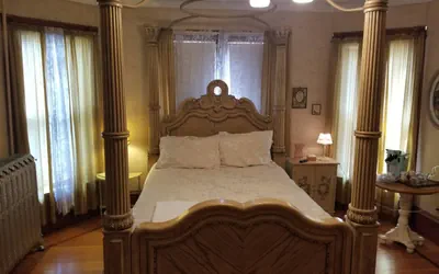 Historic Victorian Inn - White Suite (KP117White)
