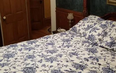 Photo 5 - Historic Victorian Inn - Blue Room (KP117Blue)