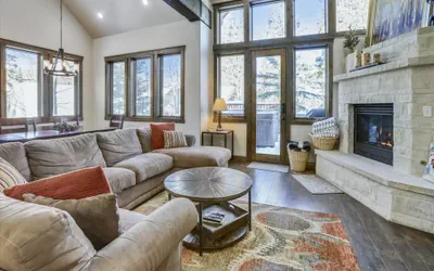 Photo 2 - Highwood Hideaway
