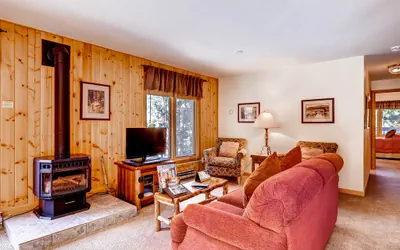 Photo 3 - Perfect mountain retreat/3Br Condo-fireplace