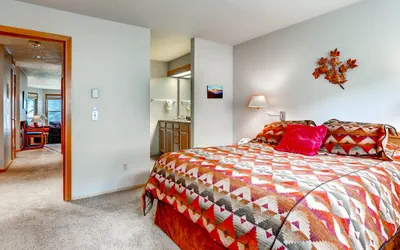 Photo 4 - Spacious 2Br Condo in Sleeps up to 6.