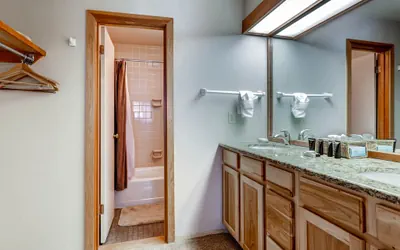 Photo 5 - Spacious 2Br Condo in Sleeps up to 6.