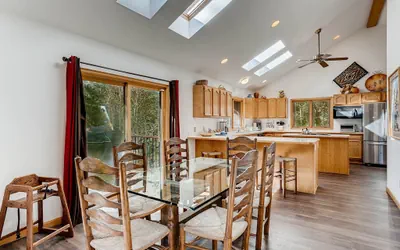 Photo 5 - Spacious 4Bdrm Home/Sleeps 10, Stunning Views, Fireplaces
