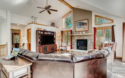 Photo 3 - Spacious 4Bdrm Home/Sleeps 10, Stunning Views, Fireplaces